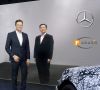 Digitaler Vertragsabschluss in Zeiten von COVID-19: Mercedes-Benz verkündet strategische Partnerschaft und Beteiligung an Batteriezellenhersteller Farasis; Markus Schäfer, Mitglied des Vorstands der Daimler AG (l.) und Dr. Yu Wang, Gründer und CEO von Farasis (r.).
