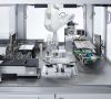 Der 6-Achsen-Roboter beliefert unterschiedliche Module innerhalb der Maschine. Die Prozessmodulanordnung ist frei wählbar.