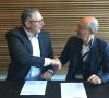 Jürgen von Hollen, Präsident von Universal Robots (l.) und Jean-Michel Renaudeau (r.), CEO der Sepro Group, unterzeichneten den Cobot-Partnerschaftsvertrag in Odense, Dänemark. Sepro Group/Universal Robots