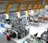Das Forscherteam des Fraunhofer IOSB-INA testet die Datenübertragung per Licht unter realen Bedingungen in der Smart Factory OWL in Lemgo