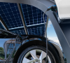 Das Elektroauto wird an einer Ladestation aufgeladen, die Energie von Solarzellen bezieht. Nahaufnahme