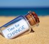 Time for change steht auf einer Flaschenpost