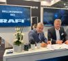 Hasan Yenice, Geschäftsführer von Demsay, und Jasmin Kurbegovic, Regional Sales Manager bei Rafi, besiegeln auf der electronica 2022 einen neuen Distributionsvertrag für den türkischen Markt